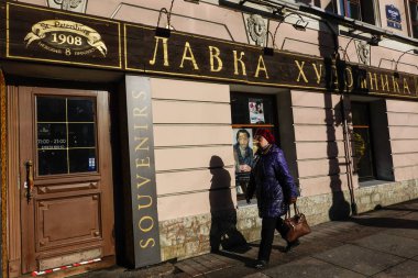 St Petersburg, Rusya İnsanlar Nevsky Prospect 'te bir hediyelik eşya dükkanının önünden geçiyor..