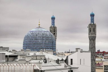 St. Petersburg, Rusya şehrin ve Saint Petersburg Camii 'nin üzerindeki bir çatı turunu izliyor.
