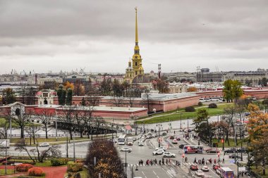 St. Petersburg, Rusya şehrin üzerinde bir çatı turundan manzaralı. Peter ve Paul Katedrali Peter ve Paul Kalesi 'nin içinde yer alan bir Rus Ortodoks katedralidir.