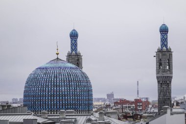 St. Petersburg, Rusya şehrin ve Saint Petersburg Camii 'nin üzerindeki bir çatı turunu izliyor.