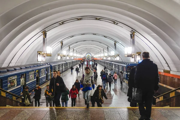 Petersburg Russland Passagiere Der Admiralteyskaya Metrostation — Stockfoto