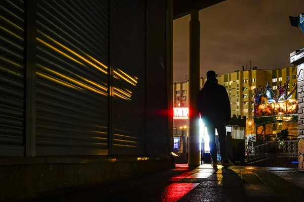 Petersburg Russland Ein Einsamer Fussgänger Steht Schatten Der Metrostation Begowaja — Stockfoto