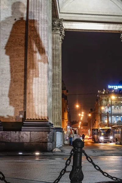Petersburg Rusya Kazan Katedrali Nde Bir Heykel Cephede Gölgelendi — Stok fotoğraf