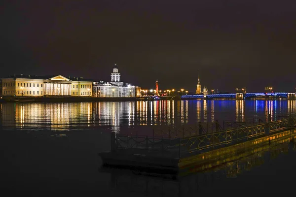 俄罗斯圣彼得堡三特彼得堡的Nauchnyy Tauchnyy Ran桥 大学的堤岸和皇宫的夜晚桥 — 图库照片