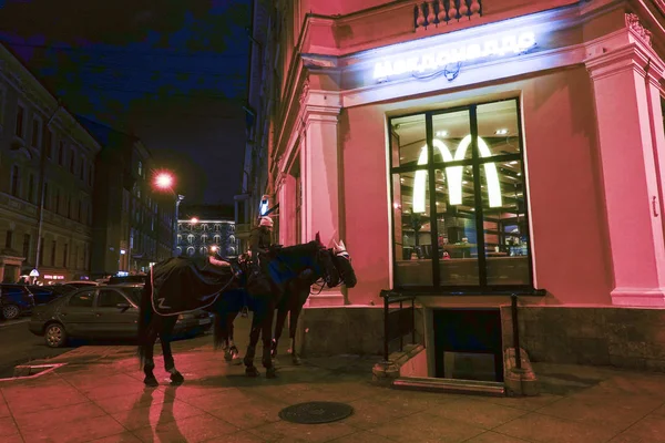 ロシアのサンクトペテルブルク2頭の馬がMc Donaldsレストランの外で待っています — ストック写真