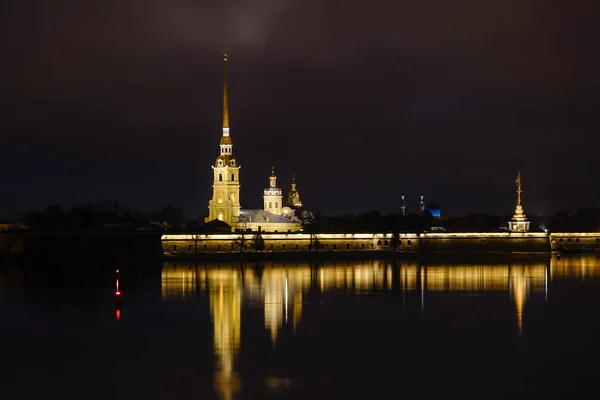 Санкт Петербург Россия Петропавловская Крепость Собор Ночью — стоковое фото
