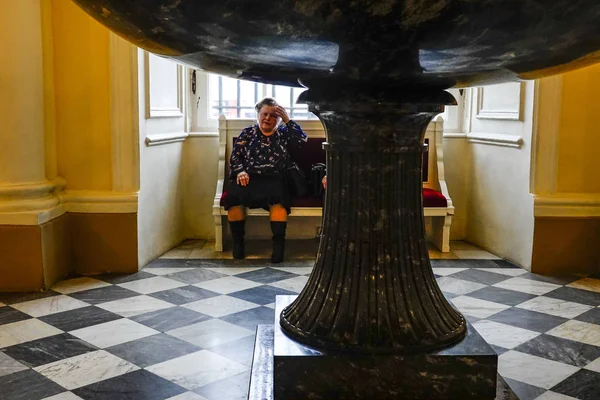 Petersburg Russia Tired Senior Woman Sits Hermitage Museum — Stock Photo, Image