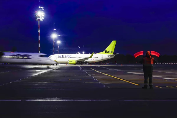 Riga Letland Een Man Stuurt Een Landingsvliegtuig Naar Gate — Stockfoto