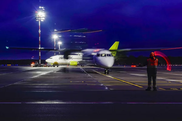 ラトビアのリガゲートに着陸した飛行機を指揮する男 — ストック写真