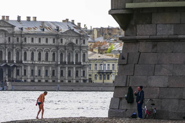 Αγία Πετρούπολη Ρωσία Ένας Ανώτερος Άνθρωπος Ετοιμάζεται Κολυμπήσει Στον Ποταμό — Φωτογραφία Αρχείου