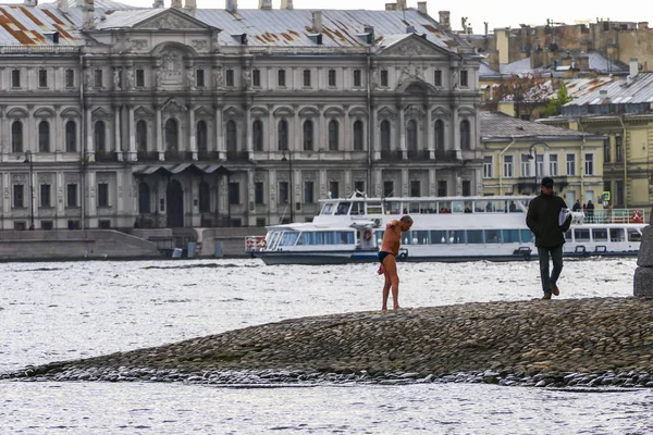 Αγία Πετρούπολη Ρωσία Ένας Ανώτερος Άνθρωπος Ετοιμάζεται Κολυμπήσει Στον Ποταμό — Φωτογραφία Αρχείου