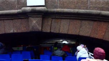 St. Petersburg, Rusya Neva Nehri üzerinde gezici bir tekne.