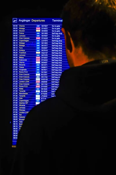 スウェーデンのストックホルムArlanda空港での空港時刻表を見る男 — ストック写真