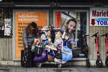 Stockholm, İsveç Stadshagen metro durağının dışında evsiz bir adam..