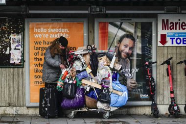 Stockholm, İsveç Stadshagen metro durağının dışında evsiz bir adam..