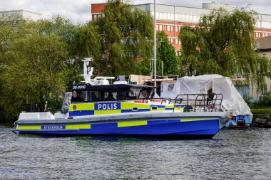 Stockholm, İsveç Limanında devriye gezen bir polis teknesi.