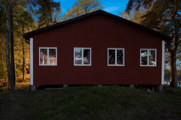 Estocolmo Suécia Uma Casa Vermelha Noite Ilha Idskar Lake Malaren — Fotografia de Stock