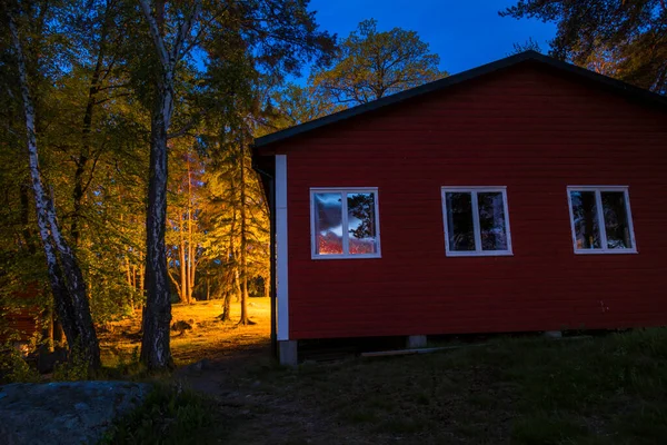 Estocolmo Suecia Una Casa Roja Por Noche Isla Idskar Lago — Foto de Stock