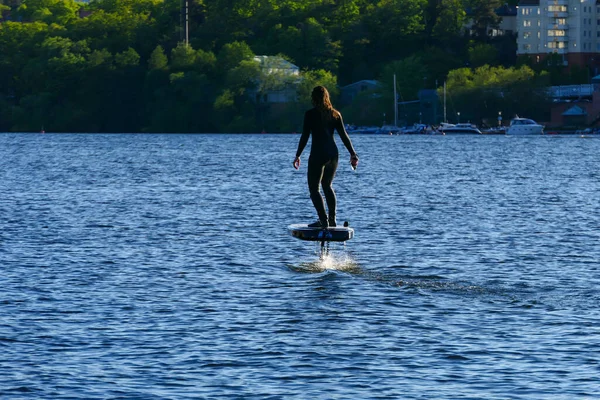 Stockholm Schweden Eine Frau Auf Einem Elektrischen Tragflügelboot Auf Dem — Stockfoto