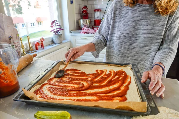 Bir Kadın Domates Soslu Sebze Soslu Yapımı Pizza Yapar — Stok fotoğraf