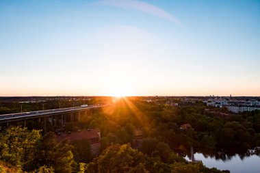 Stockholm, İsveç Grondal Mahallesi 'nde gün batımında E4 Otoyolu.