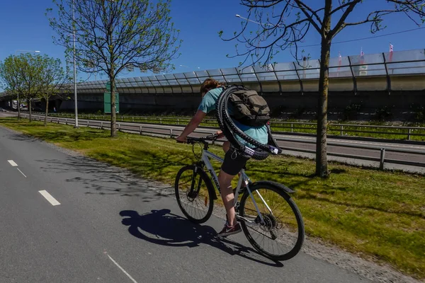 Stockholm Schweden Ein Radfahrer Auf Einem Radweg Trägt Reifen Auf — Stockfoto