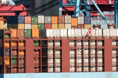 Göteborg, İsveç Limanında bir gemi konteynırları boşaltıyor