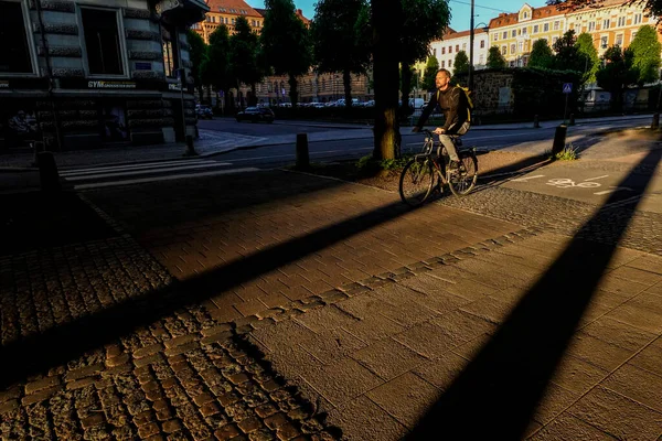 Гетеборг Швеция Велосипедист Велодорожке Васагатане Ранним Утром — стоковое фото