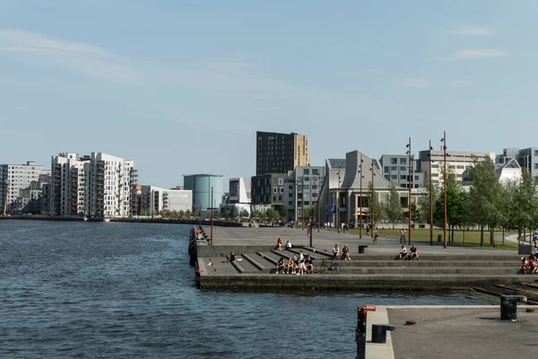 Aalborg Dinamarca Personas Zona Portuaria Disfrutando Del Tiempo Sol Durante — Foto de Stock
