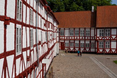 Aalborg, Danimarka. Üst düzey bir çift Aalborghus Kalesi 'ni ziyaret ediyor..