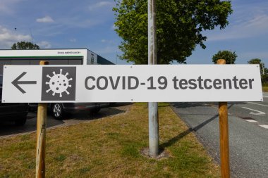 Aalborg, Danimarka. Yoldaki Covid-19 test merkezi için bir işaret..
