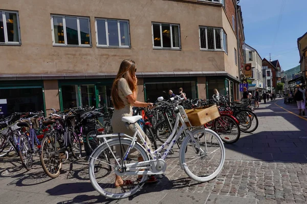 Aalborg Danemark Une Femme Avec Vélo Marchant Dans Une Rue — Photo
