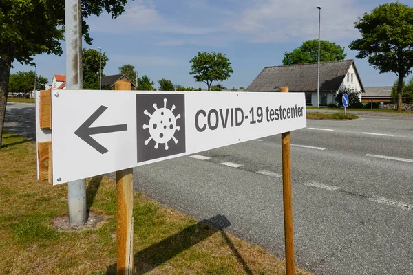 Aalborg, Danimarka. Yoldaki Covid-19 test merkezi için bir işaret..