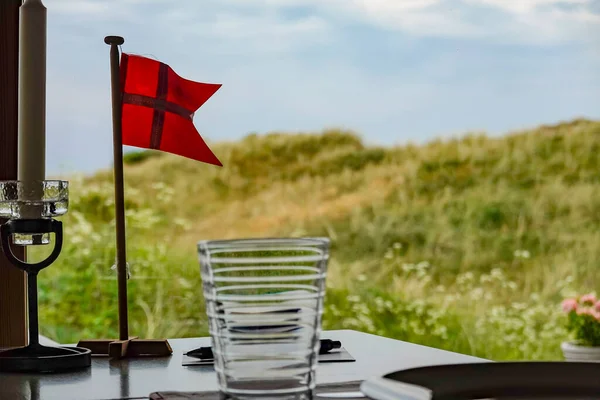 デンマークのHirtshals夕食のテーブルの上のデンマーク国旗 — ストック写真