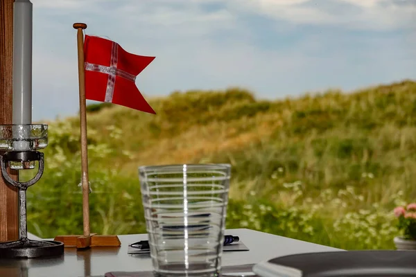 Hirtshals Dinamarca Una Bandera Danesa Una Mesa — Foto de Stock