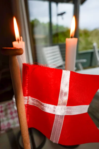 Hirtshals Dinamarca Bandeira Dinamarquesa Numa Mesa Jantar Com Velas — Fotografia de Stock