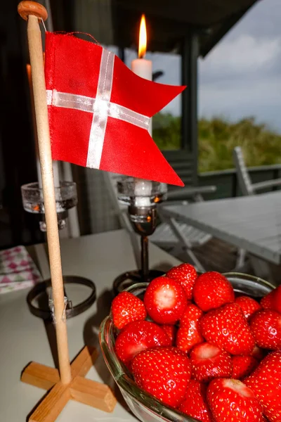 Hirtshals Danmark Dansk Flagga Ett Middagsbord Med Ljus Och Tallrik — Stockfoto