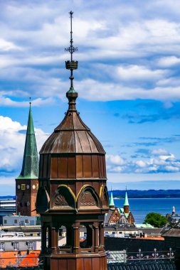 Aarhus, Danimarka Aarhus Katedrali (yeşil kule) arka planda ARoS Müzesi 'nden görülüyor