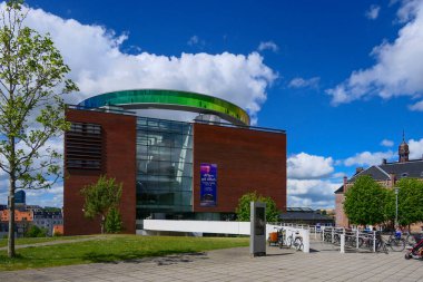 Aarhus, Danimarka Şehir merkezindeki ARoS Sanat Müzesi ve çatıdaki gökkuşağı panorman sergisi.