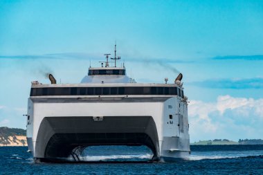 Aarhus, Danimarka Kopenhag 'a giden ve oradan gelen yüksek hızlı yolcu feribotu limana varır..