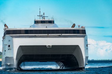 Aarhus, Danimarka Kopenhag 'a giden ve oradan gelen yüksek hızlı yolcu feribotu limana varır..