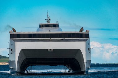 Aarhus, Danimarka Kopenhag 'a giden ve oradan gelen yüksek hızlı yolcu feribotu limana varır..