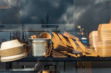 Aarhus, Danimarka Karton Paketler Restoran vitrininde.