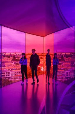 Aarhus, Danimarka ziyaretçileri şehir merkezindeki ARoS sanat müzesini ve gökkuşağı panorama sergisini ziyaret ediyor..