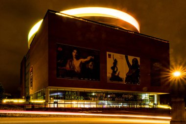 Aarhus, Danimarka geceleri şehir merkezindeki ARoS Sanat Müzesi ve çatıdaki gökkuşağı sergisi.