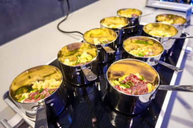 Aarhus, Danimarka. Covid-19 'dan korunmak için özel pastırma ve yumurta porsiyonları olan bir otelde kahvaltı büfesi.