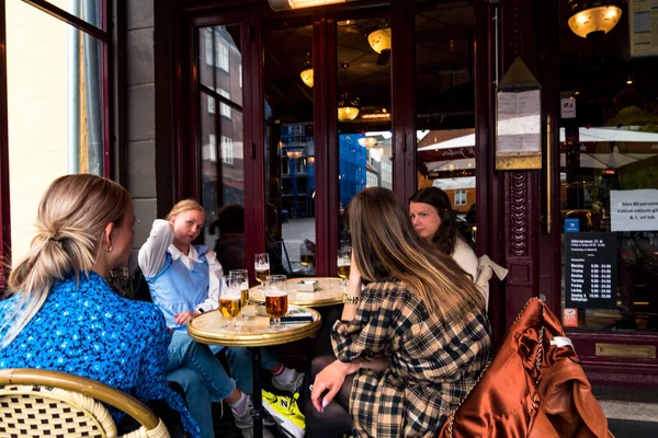 Aarhus, Danimarka 'da Coronavirus zamanından sonra eski kasabada kafe hayatı yoğun..