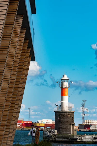 Aarhus Dánia Emberek Elsétálnak Egy Régi Világítótorony Mellett Docklands Városfejlesztési — Stock Fotó