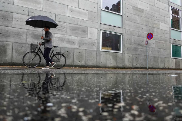 Aarhus Dänemark Eine Person Läuft Regen Mit Regenschirm Und Fahrrad — Stockfoto