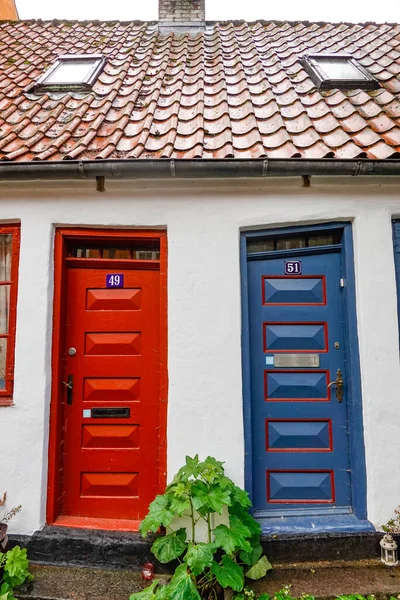 オーフス デンマーク小さなカラフルな家と趣のあるMollestien通り — ストック写真